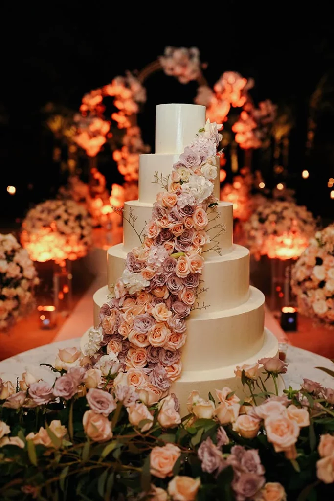 gâteau de mariage décoré de fleurs