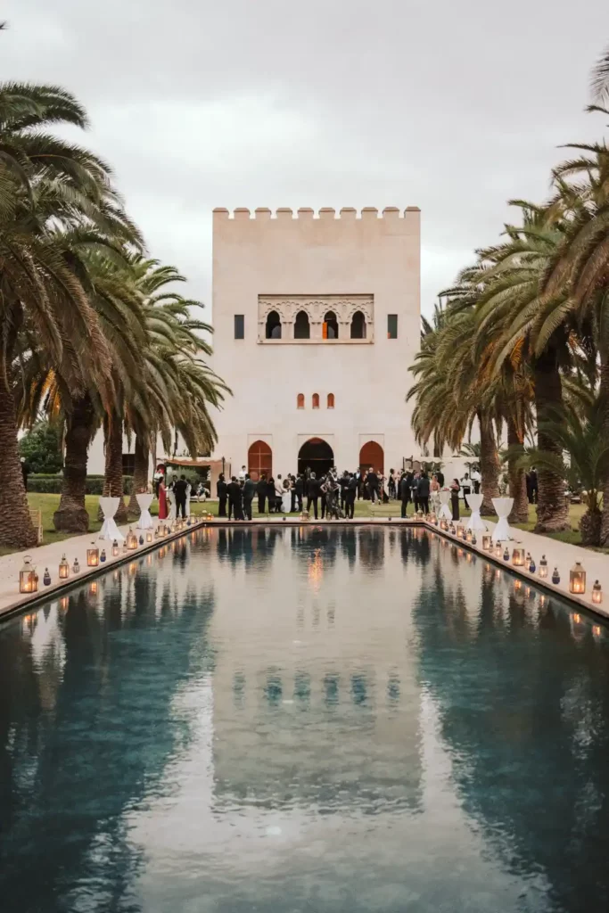 réception chic au bord de la piscine pour les invités du mariage